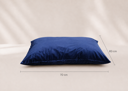 Housse de rechange officielle couleur bleu nuit en 70cm par 60cm pour le Coussin Signature "Lili" L'atelier du Chien Français. Velours premium fait main à Marseille