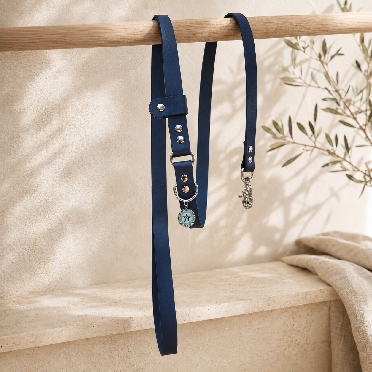 Laisse bandoulière chien bleu nuit 25mm TPU waterproof faite main à Marseille — l'Atelier du Chien Français