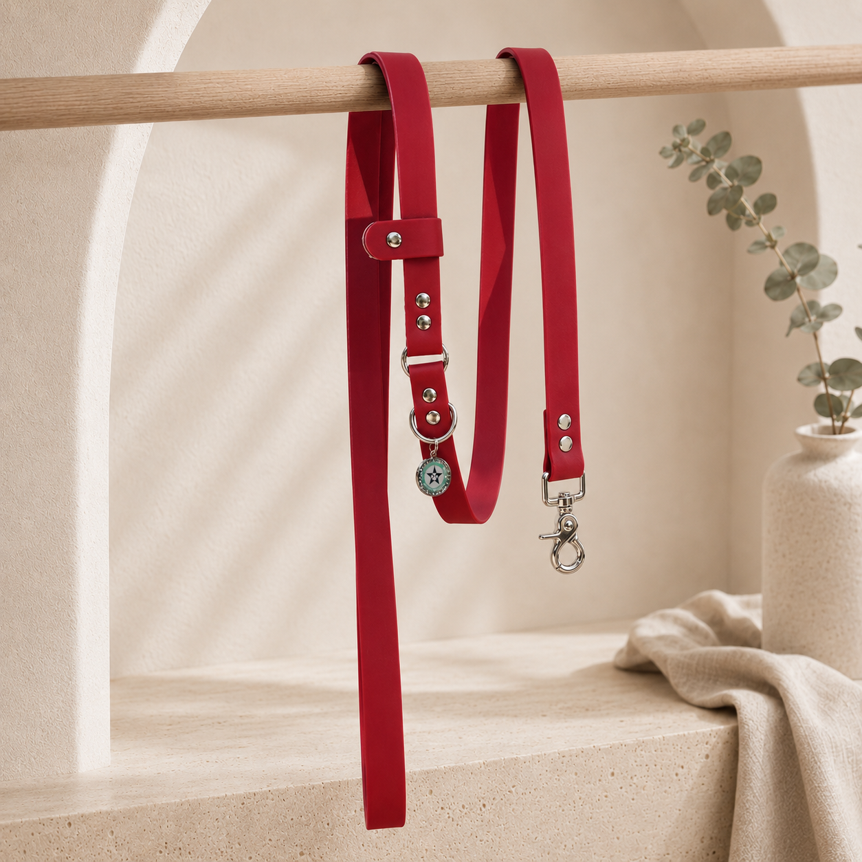 Laisse bandoulière chien rouge cerise 25mm TPU waterproof faite main à Marseille — l'Atelier du Chien Français