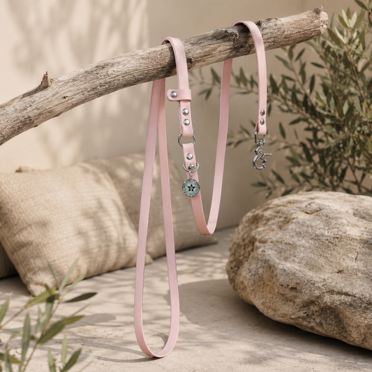 Laisse bandoulière chien rose 16mm TPU waterproof faite main à Marseille — l'Atelier du Chien Français