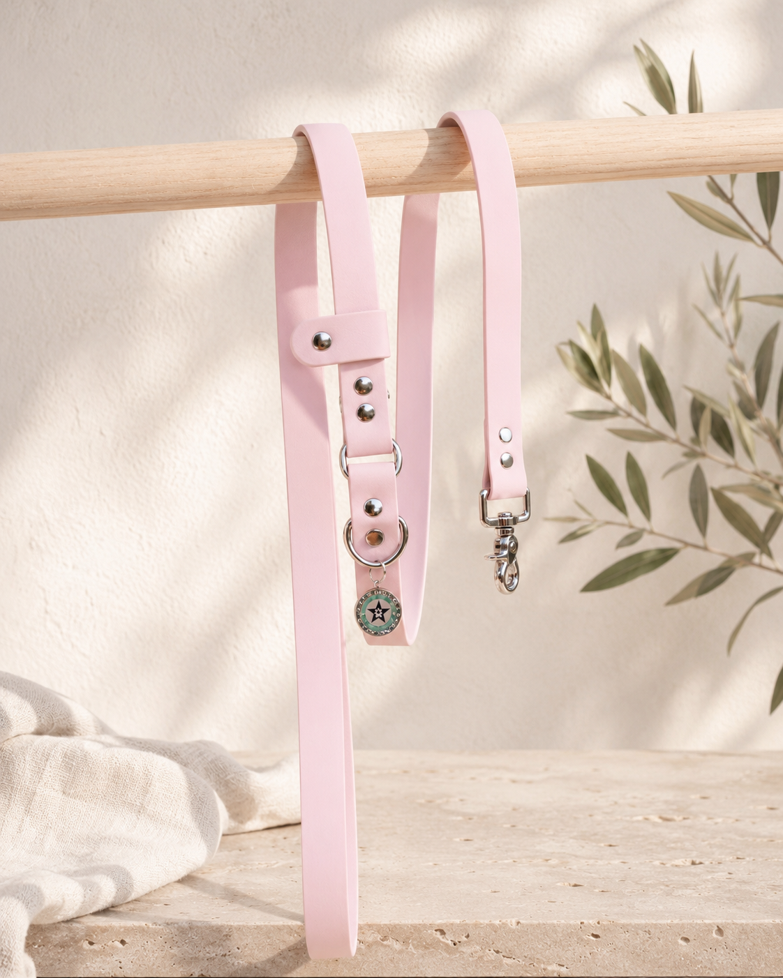 Laisse bandoulière chien rose 25mm TPU waterproof faite main à Marseille — l'Atelier du Chien Français