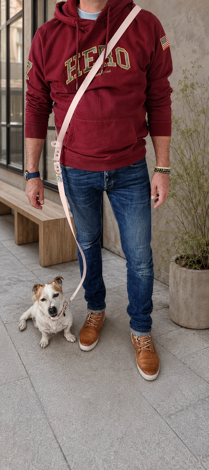 Laisse bandoulière chien rose  25mm TPU waterproof pour balade en ville, faite main à Marseille — l'Atelier du Chien Français